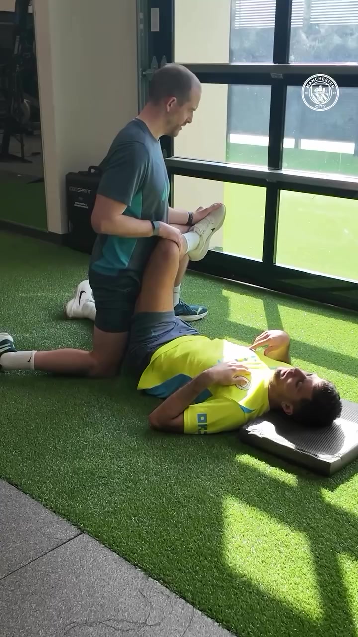 本赛季复出有望？曼城晒罗德里健身房训练视频：他在投入训练?