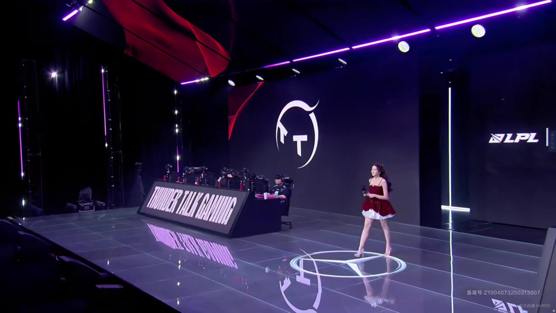 LPL主舞台女主持人骆歆出场：双马尾大白腿，碎钻红裙+可爱动作?