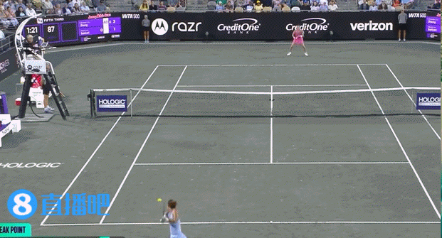 心态炸了！萨卡里遭遇郑钦文破发，愤怒摔拍+想用膝盖掰断球拍