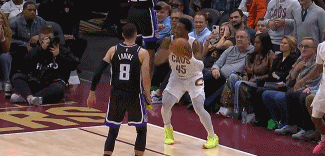 看挺细！米切尔造三分犯规 裁判回放发现其踩三罚取消