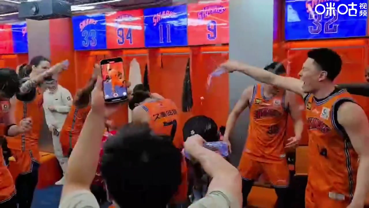 比夺冠还开心?上海全队在更衣室激情庆祝！往哈维头上疯狂浇水