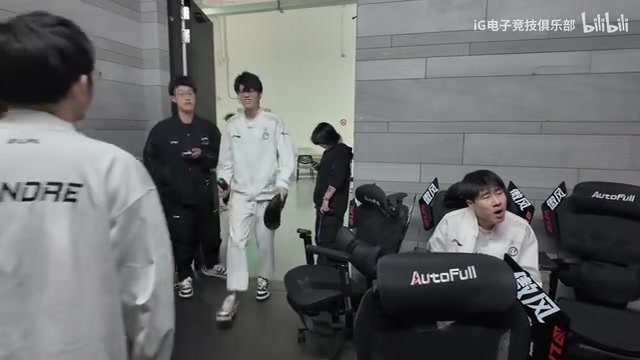 喜笑颜开?IG官方发布赛后休息室幕后：把光借给我们吧！