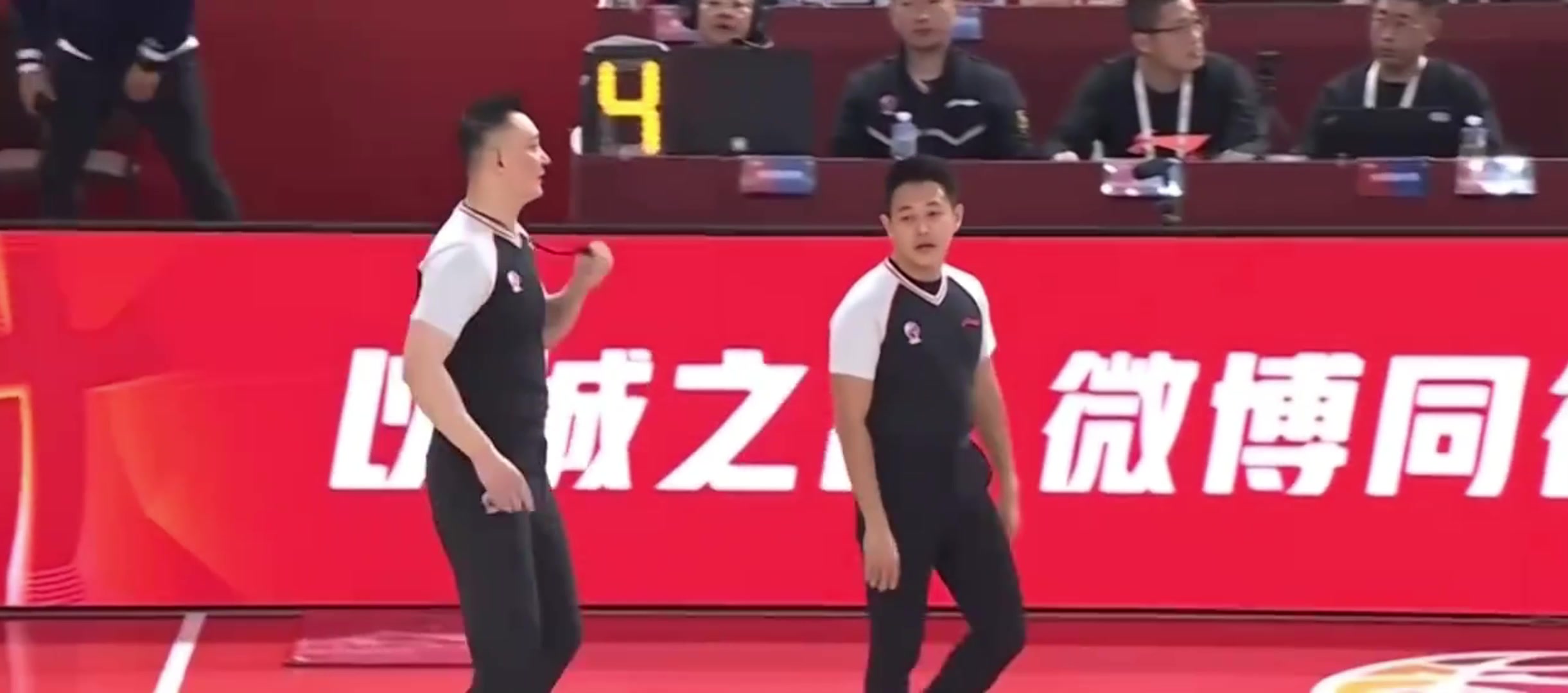 ?杜锋赛中怒喷看完回放的闫军：CTMD 对面拉人违体你不判