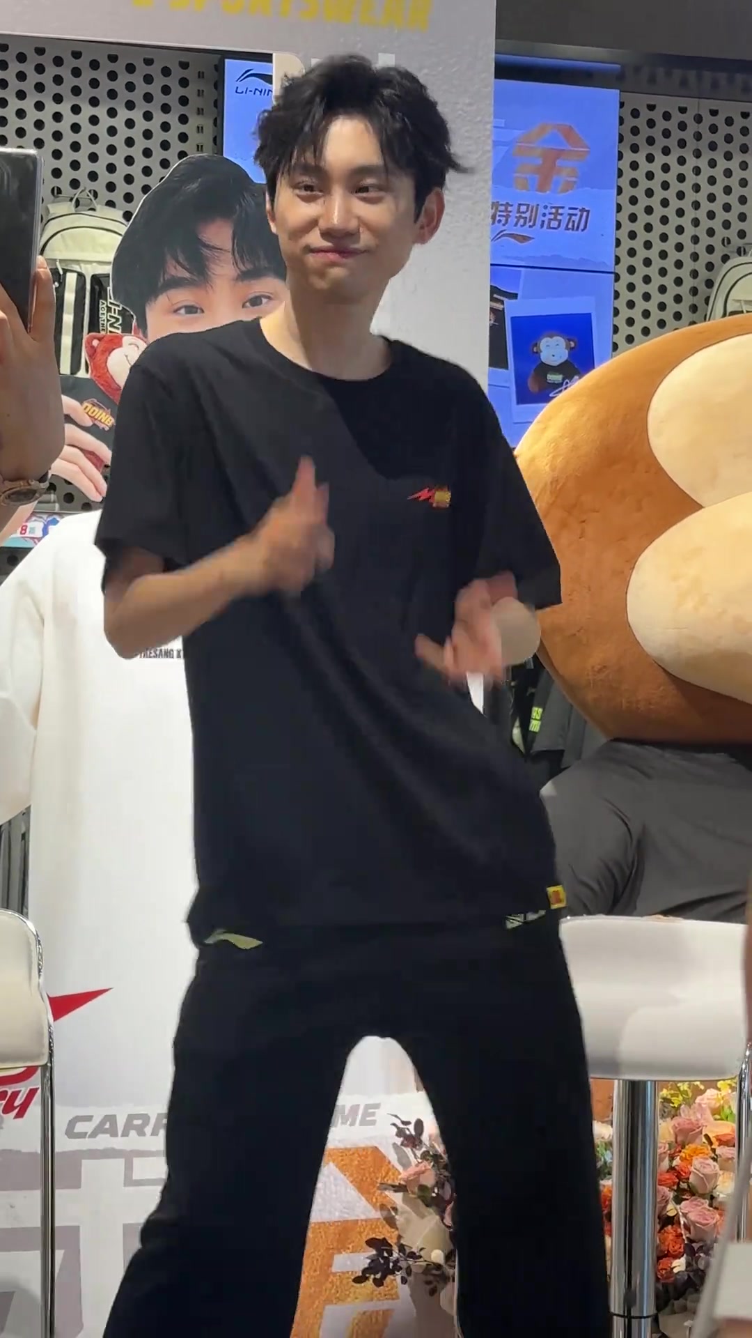 如何评价?的舞姿？Doinb翻跳抖音舞曲《九万字》：身姿妖娆